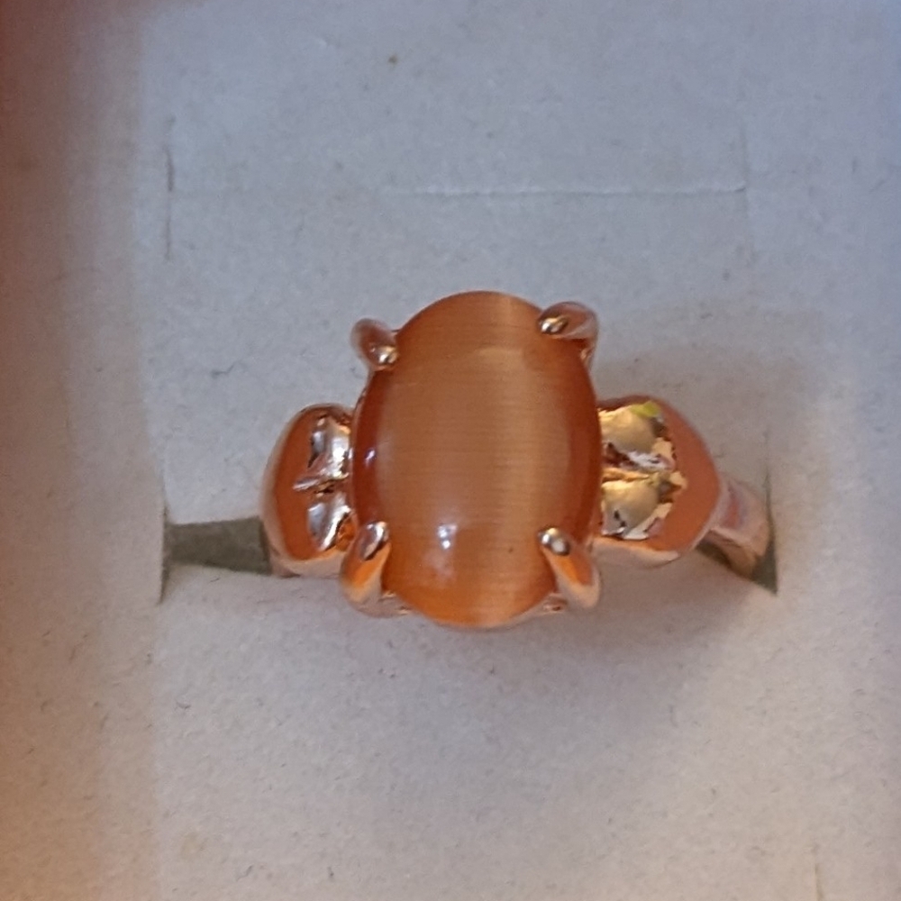 New peach colored cat's eye style gold tone ring, Hearts, T1B8A